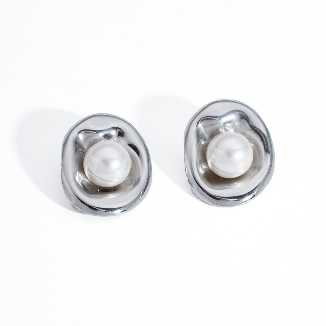Bold Pearl S Earrings